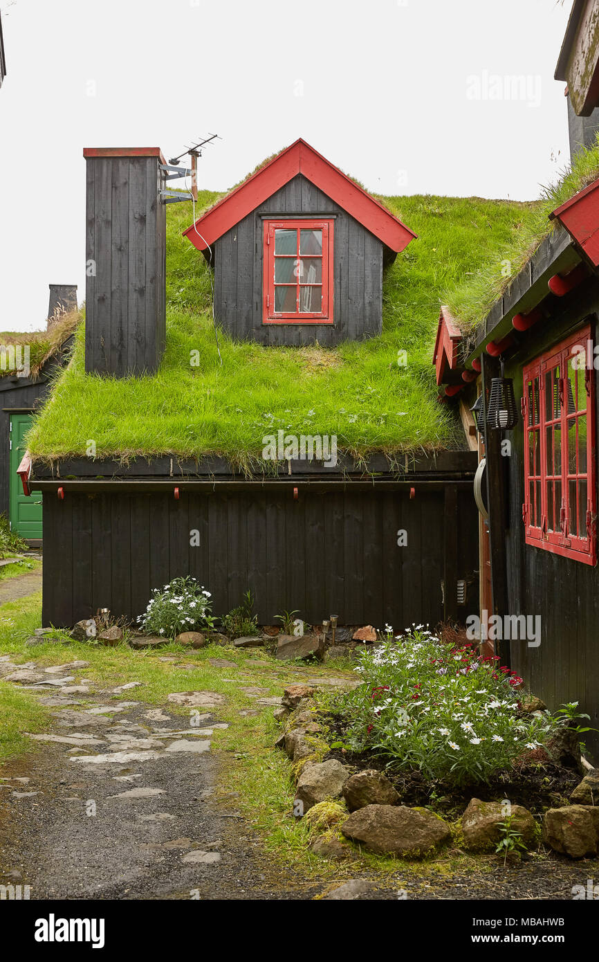Tipiche case con il tetto di erba nelle isole Faerøer, Danimarca. Foto Stock