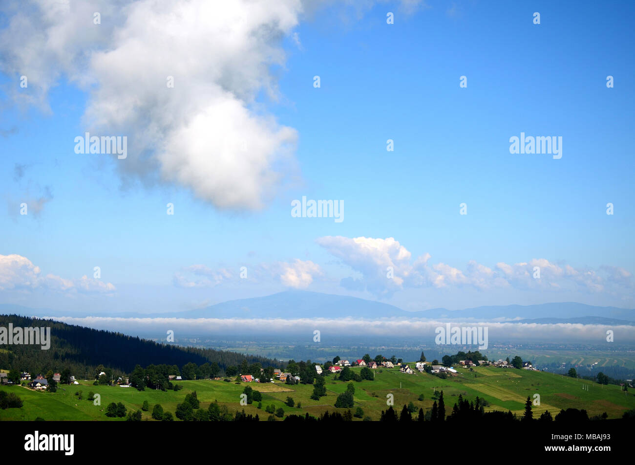 Podhalean paesaggio con una vista di Babia Gora (Polonia) Foto Stock