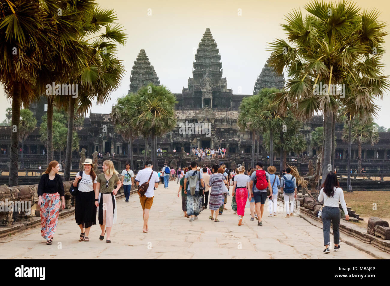 Angkor Wat sunrise - turisti in cammino verso il tempio di Angkor Wat, Angkor Sito Patrimonio Mondiale dell'UNESCO, la Cambogia a sud est asiatico Foto Stock