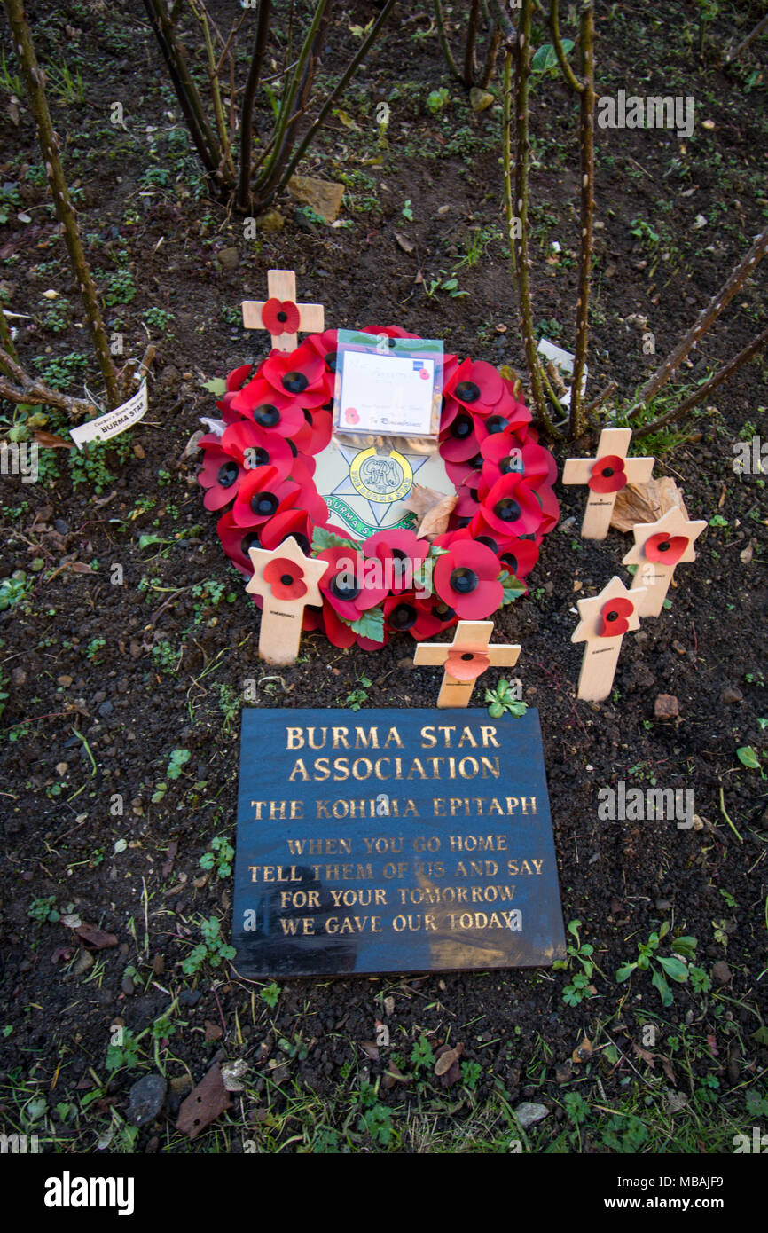 Burma Star Association Holly Sepolchre Chiesa terreni Northampton Northamptonshire targa popeys croce attraversa terreno terreno terreno rosso storia guerra Foto Stock