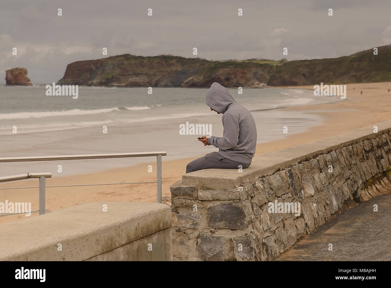 Hendaia, France-April 08,2018: giovane uomo riposa in riva al mare costa francese-hendaia Foto Stock