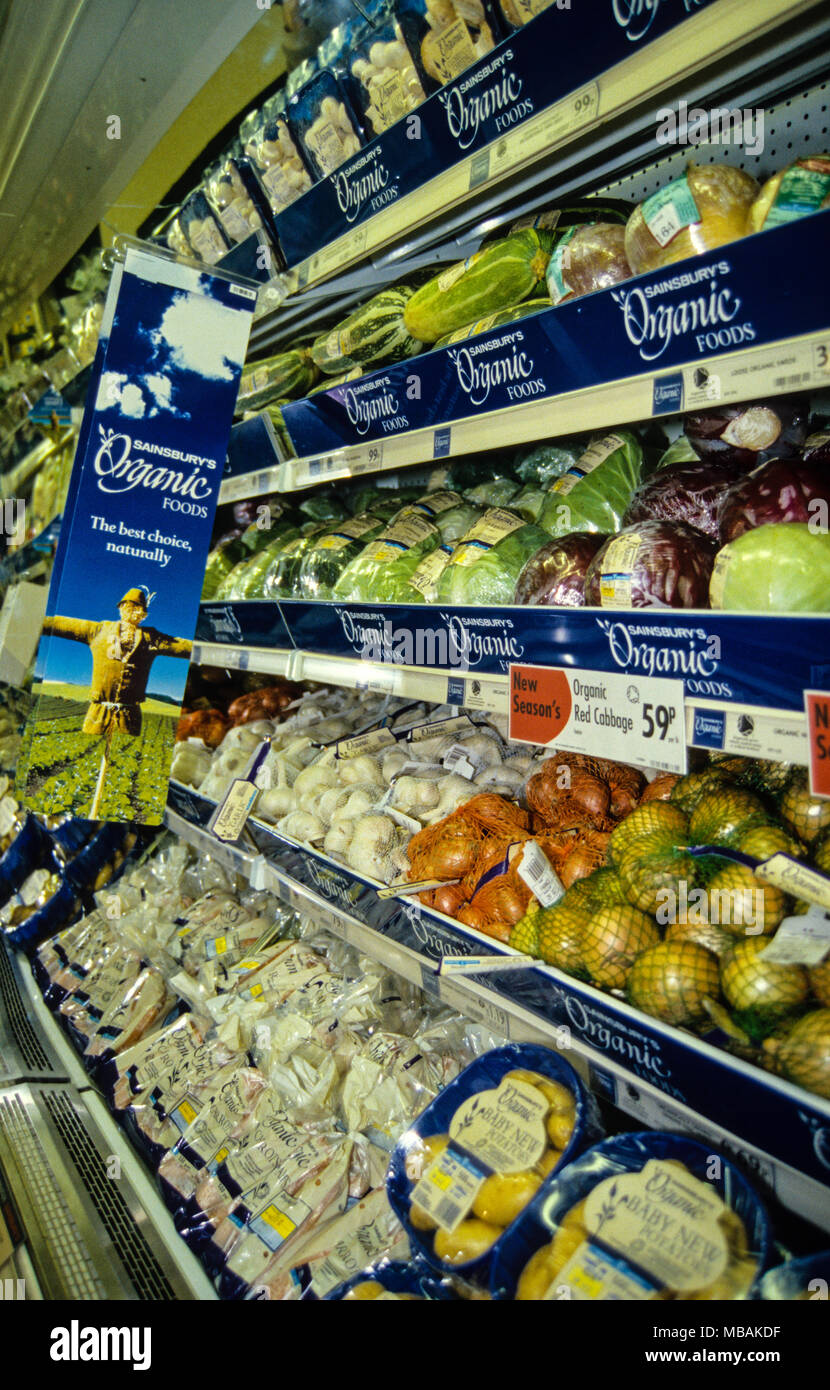 Alimenti biologici in Sainsbury's supermercato, Finchley Road, Londra, Inghilterra, Regno Unito, GB. Foto Stock
