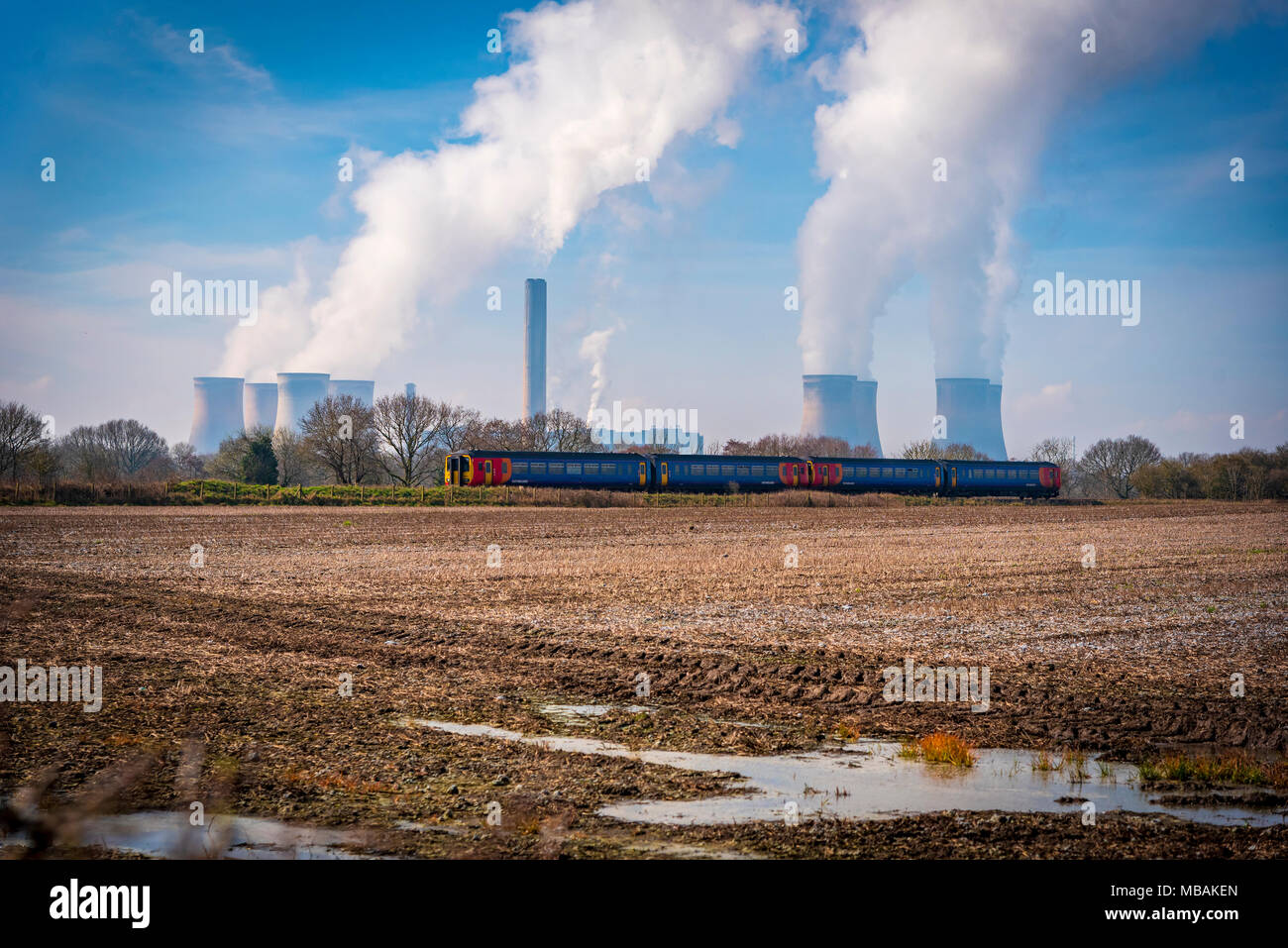 Fiddlers Ferry power station per la cottura a vapore di torri di raffreddamento. East Midlands treno. Foto Stock