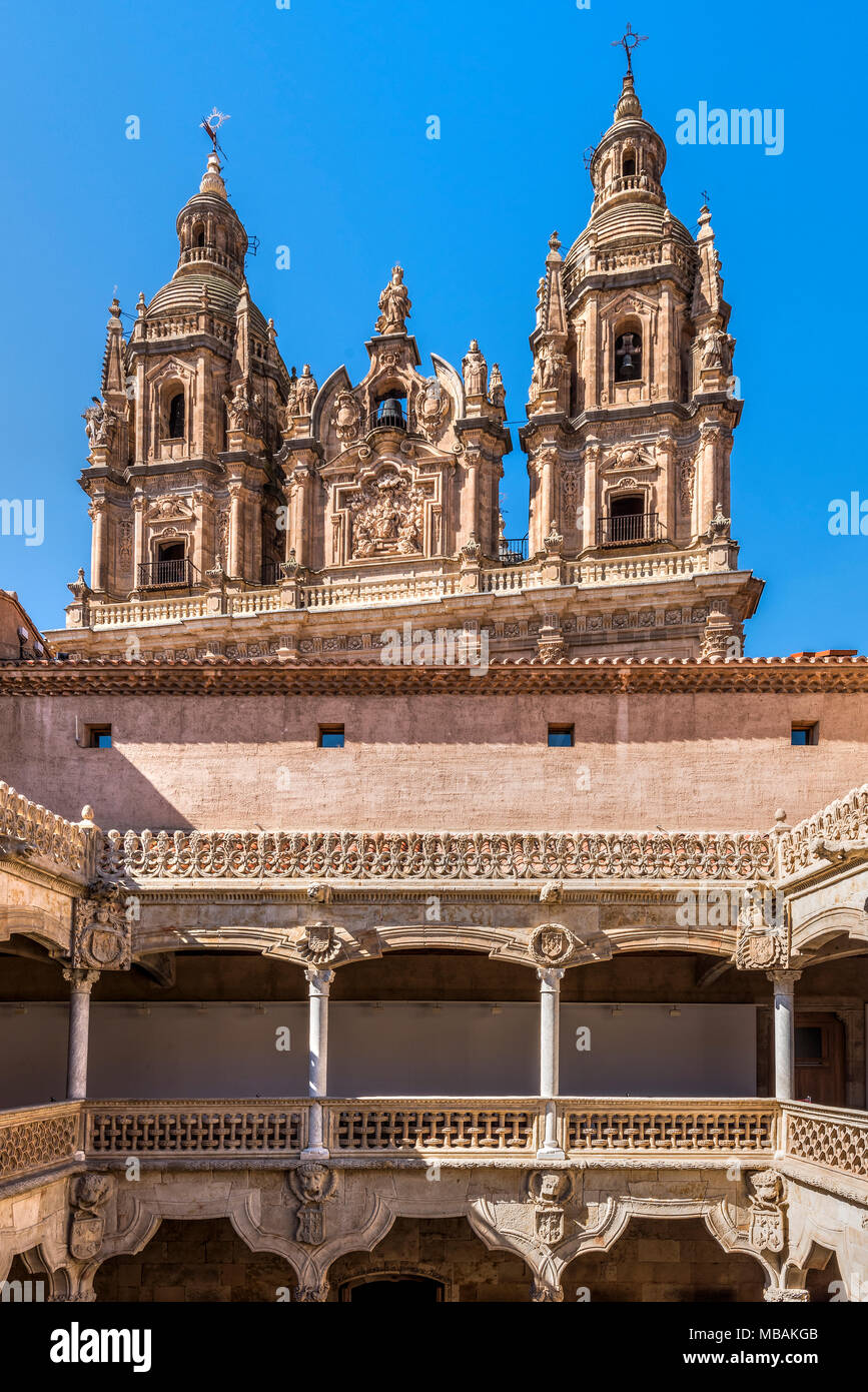 Casa de las Conchas con la chiesa Clerecia in background, Salamanca Castiglia e Leon, Spagna Foto Stock