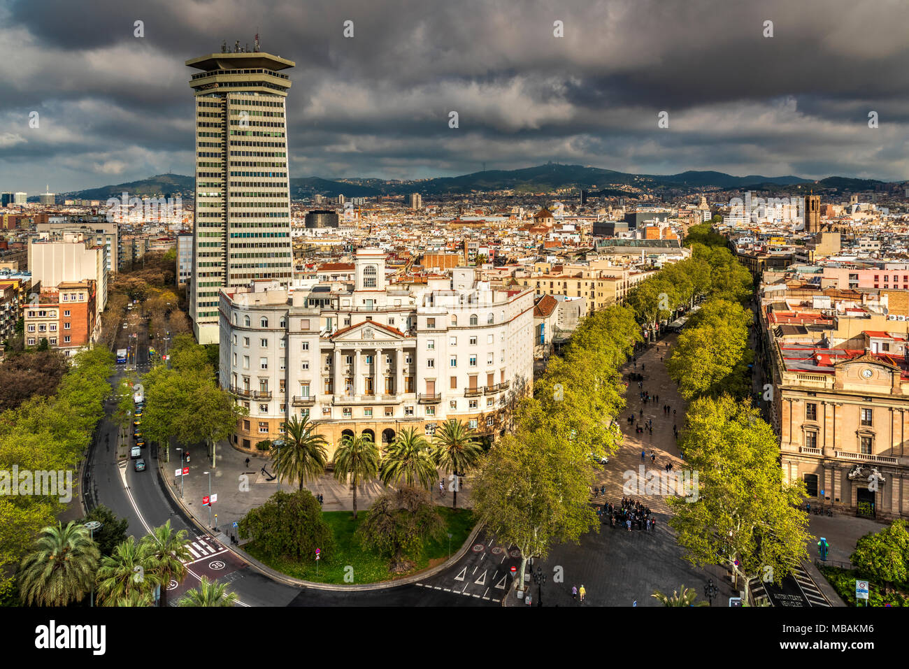 Skyline della città e la rambla pedonale e commerciale di Barcellona, in Catalogna, Spagna Foto Stock
