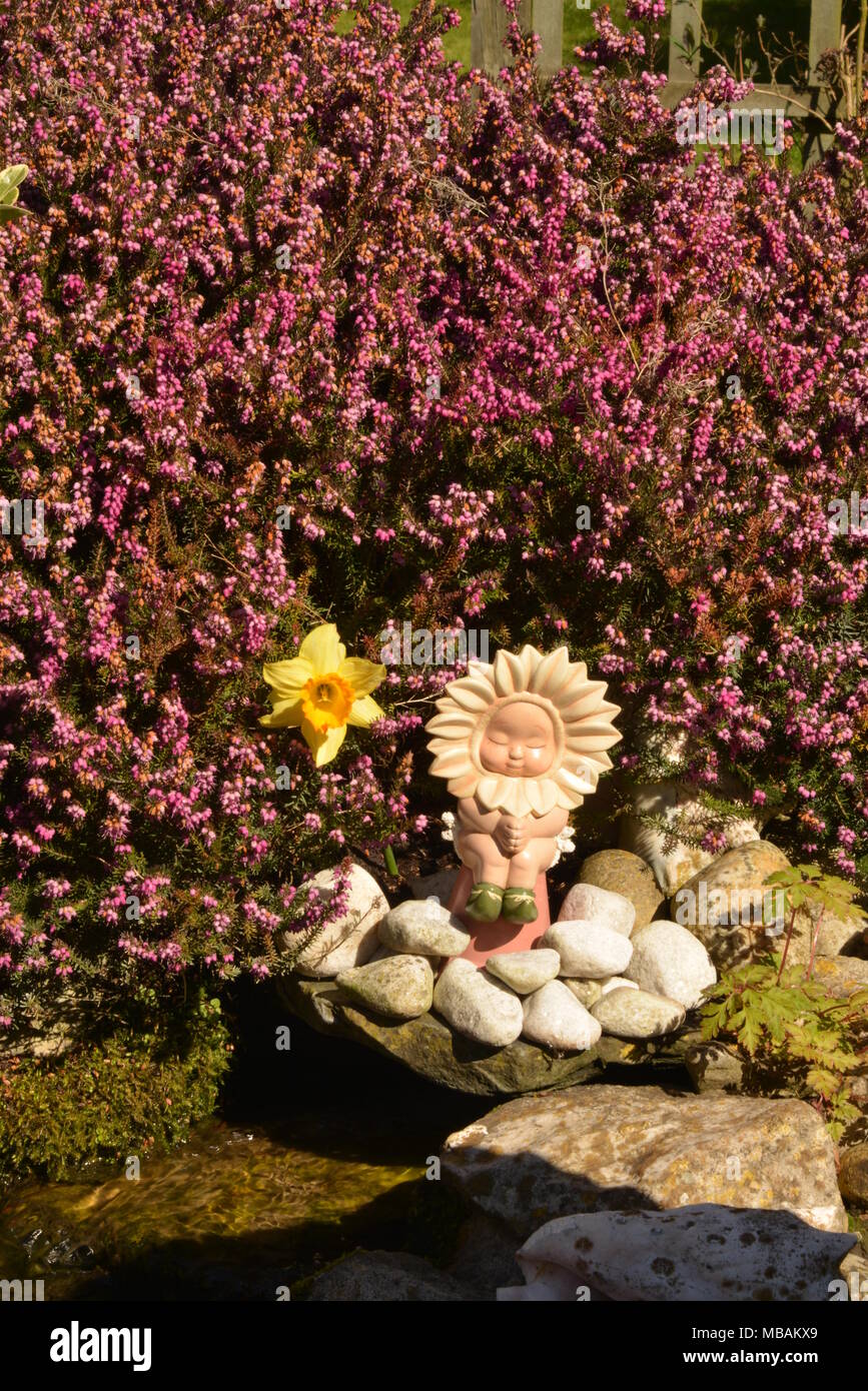 Cherubino ornamento da laghetto in giardino. Foto Stock