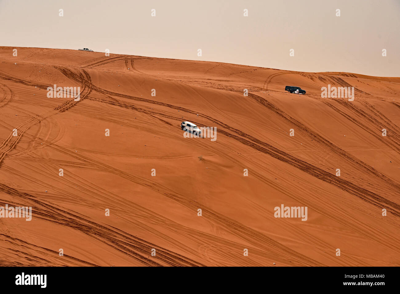 Sabbia surf dune rosse Al Parco Khararah, Al Muzahimiyah, Arabia Saudita. Un posto popolare per ATV e 4x4 SUV per fare un po' di surf di dune. Foto Stock