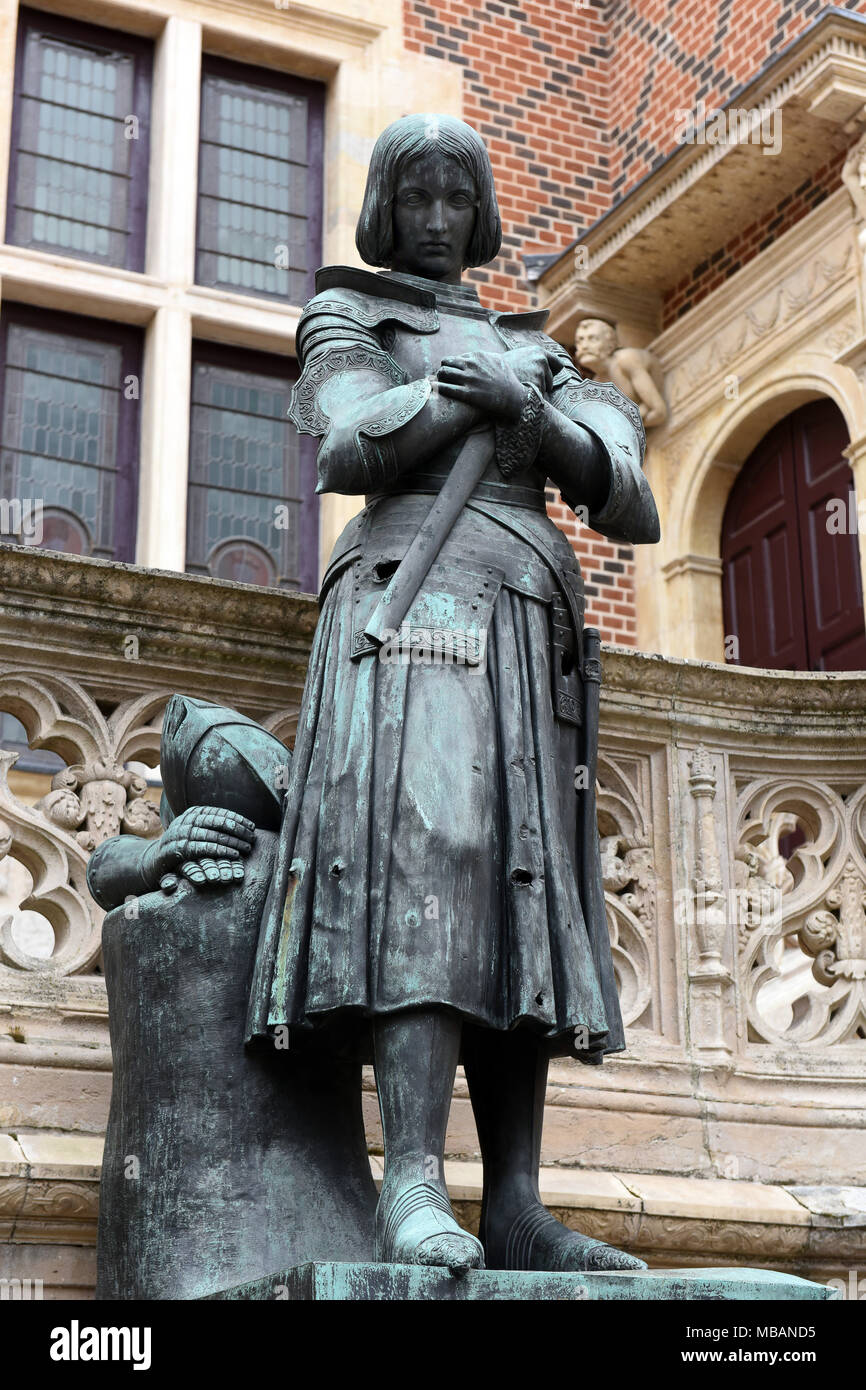 L'hotel Groslot e la statua di Giovanna d'arco in Orleans, Francia 2018
