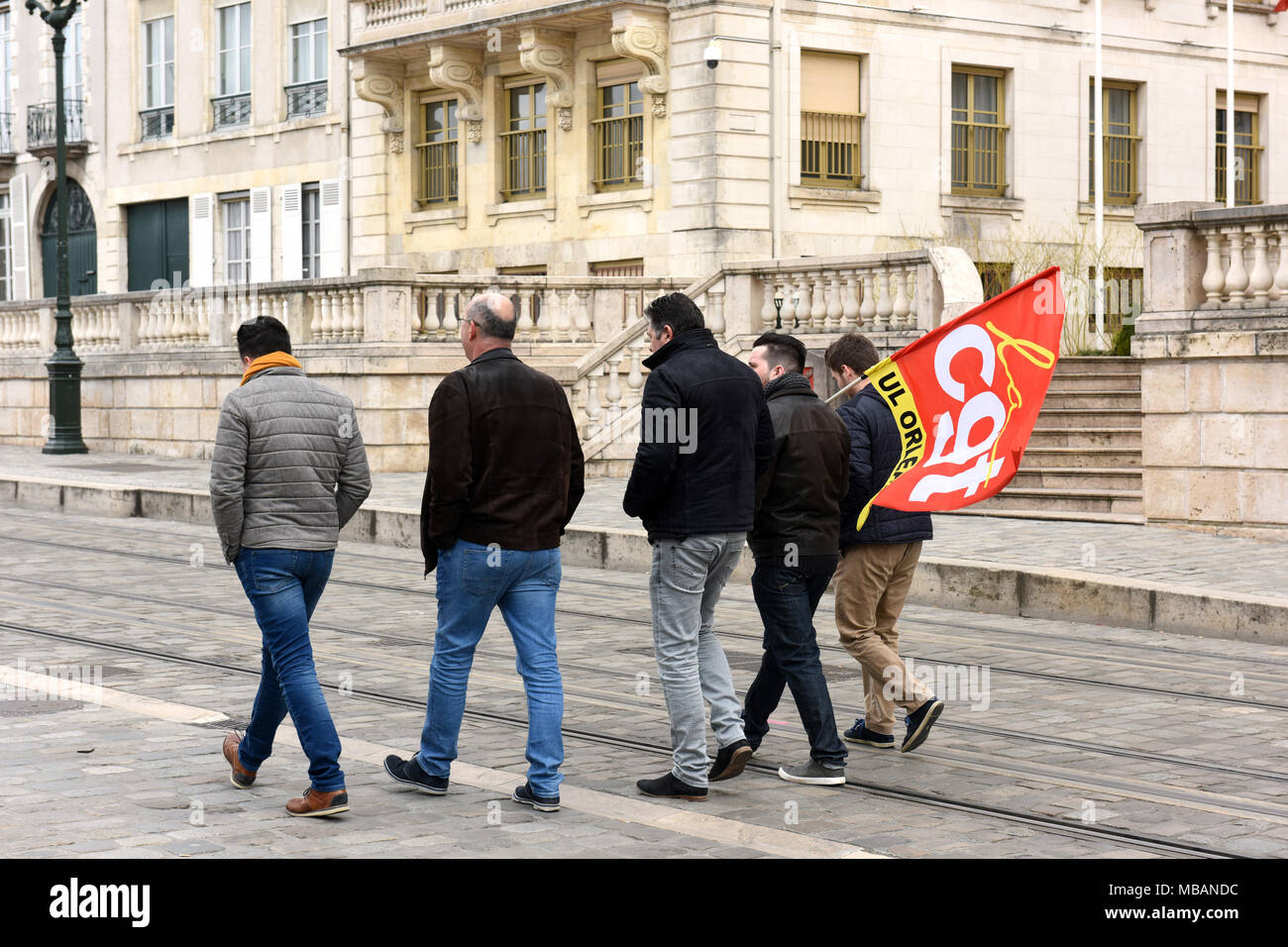 Mestieri unionisti settore pubblico i manifestanti di tornare a casa dopo aver tenuto in parte marcia di protesta contro il Presidente Macron di riforme in Orleans, Francia. Xxii Foto Stock