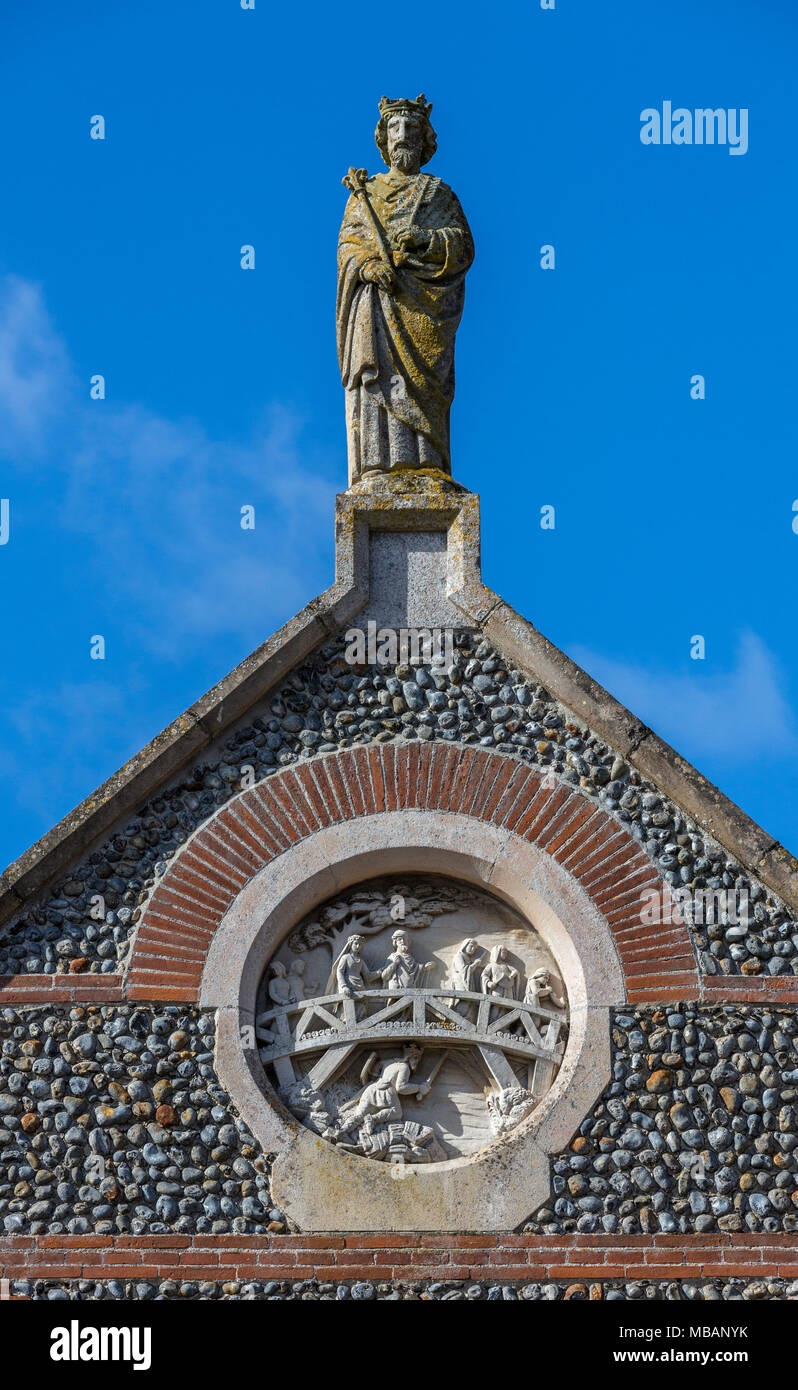 St Edmund statua e placca su Hoxne, Suffolk, village hall, che commemora il martirio del re Edmund da danesi AD 870. Foto Stock