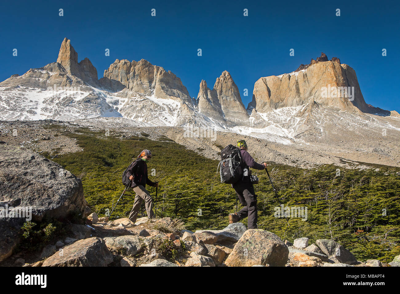 Gli escursionisti in Valle del Francés, in background da L a R Cerro Espada, Cerro Hoja, Cerro Mascara e grand Cuerno Norte, PN Torres del Paine, Cile Foto Stock