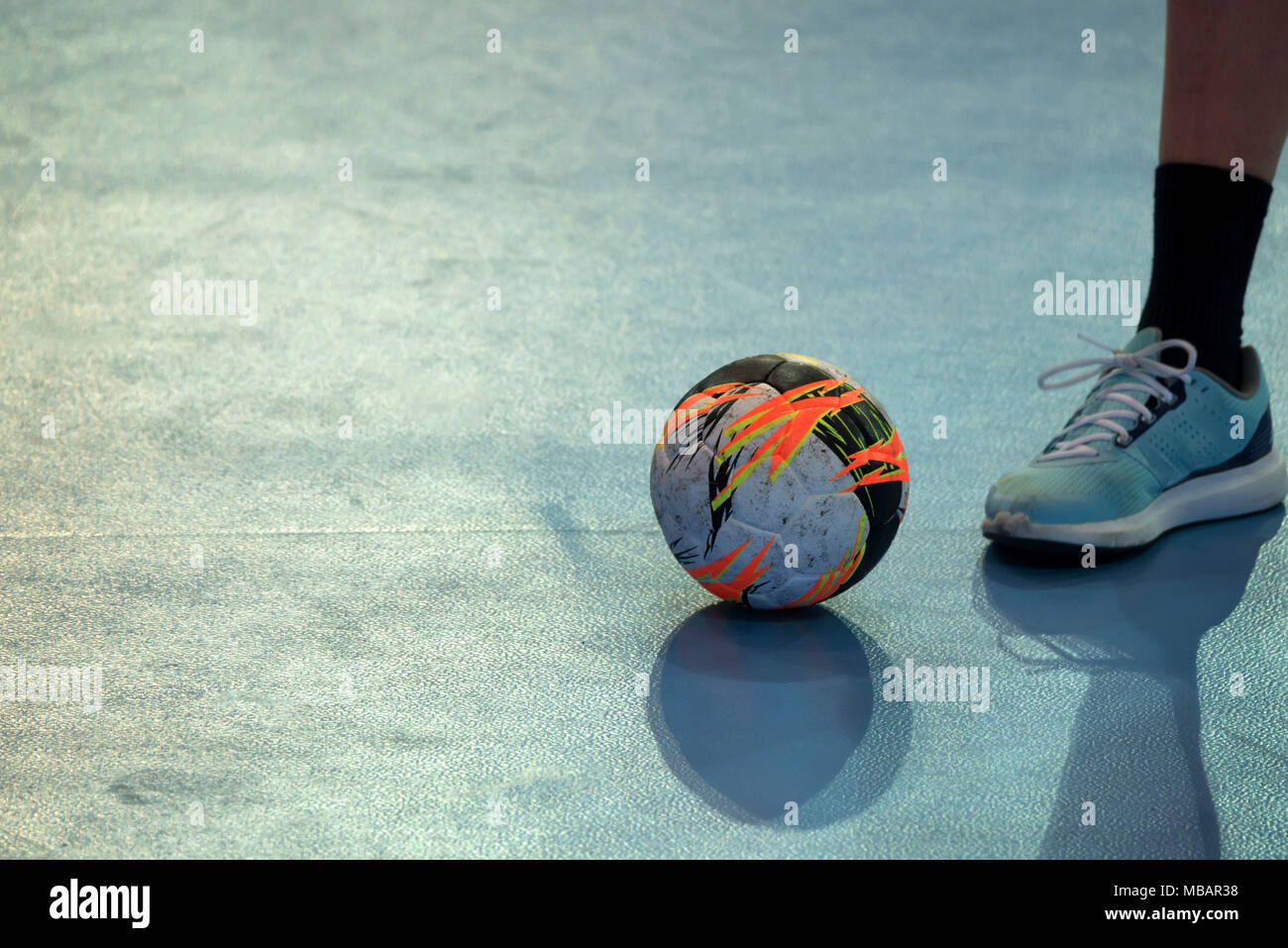 Sfera sulla corte durante una pausa della partita di pallamano Foto Stock Sfera sulla corte durante una pausa della partita di pallamano Foto Stock