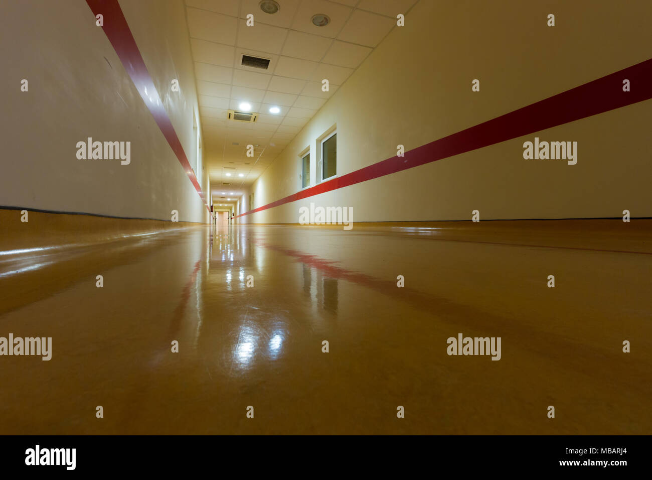 Linee parallele all'interno di un edificio Foto Stock