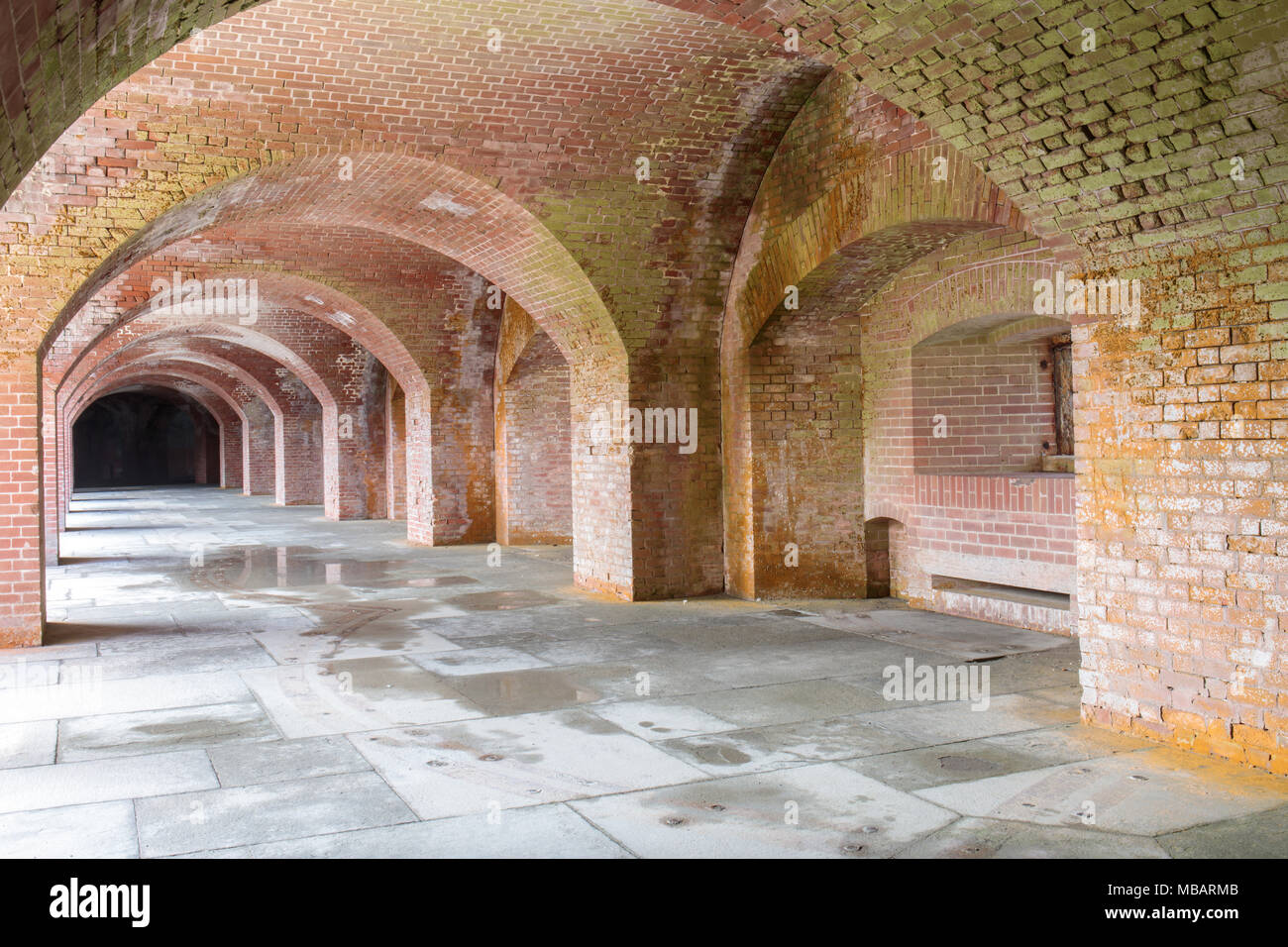 Corridoi vuoti al di sotto di Fort Point National Historic Site. Foto Stock