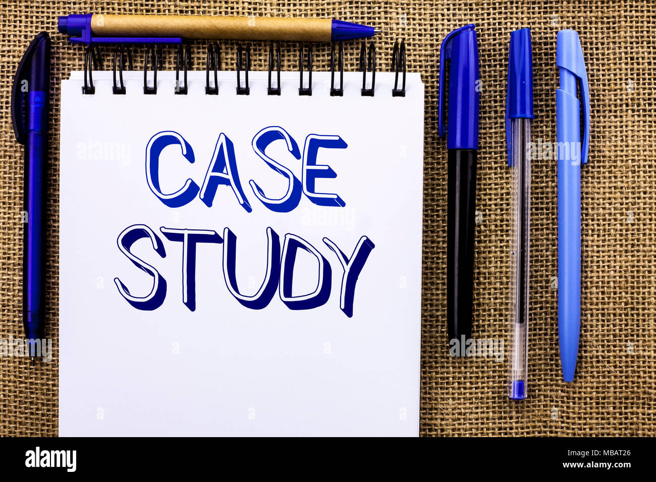 La scrittura della nota mostra Case Study. Business photo vetrina per le informazioni sulla ricerca analisi osservare per saperne di discutere i criteri Notebook scritta prenota l'aggetto Foto Stock