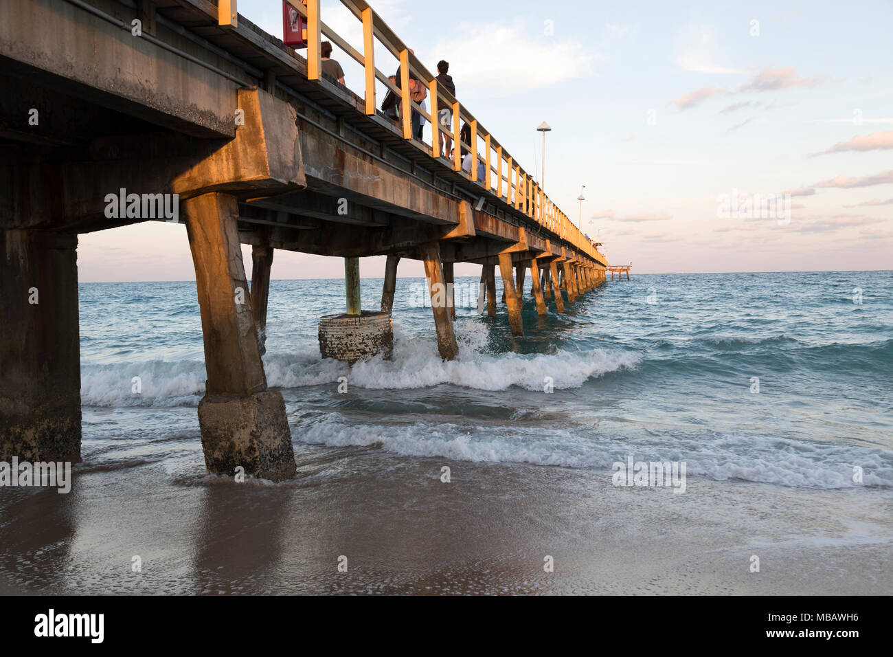 Vista dal basso del Anglin la pesca del molo, al tramonto, sulla costa orientale del sud della Florida. Foto Stock