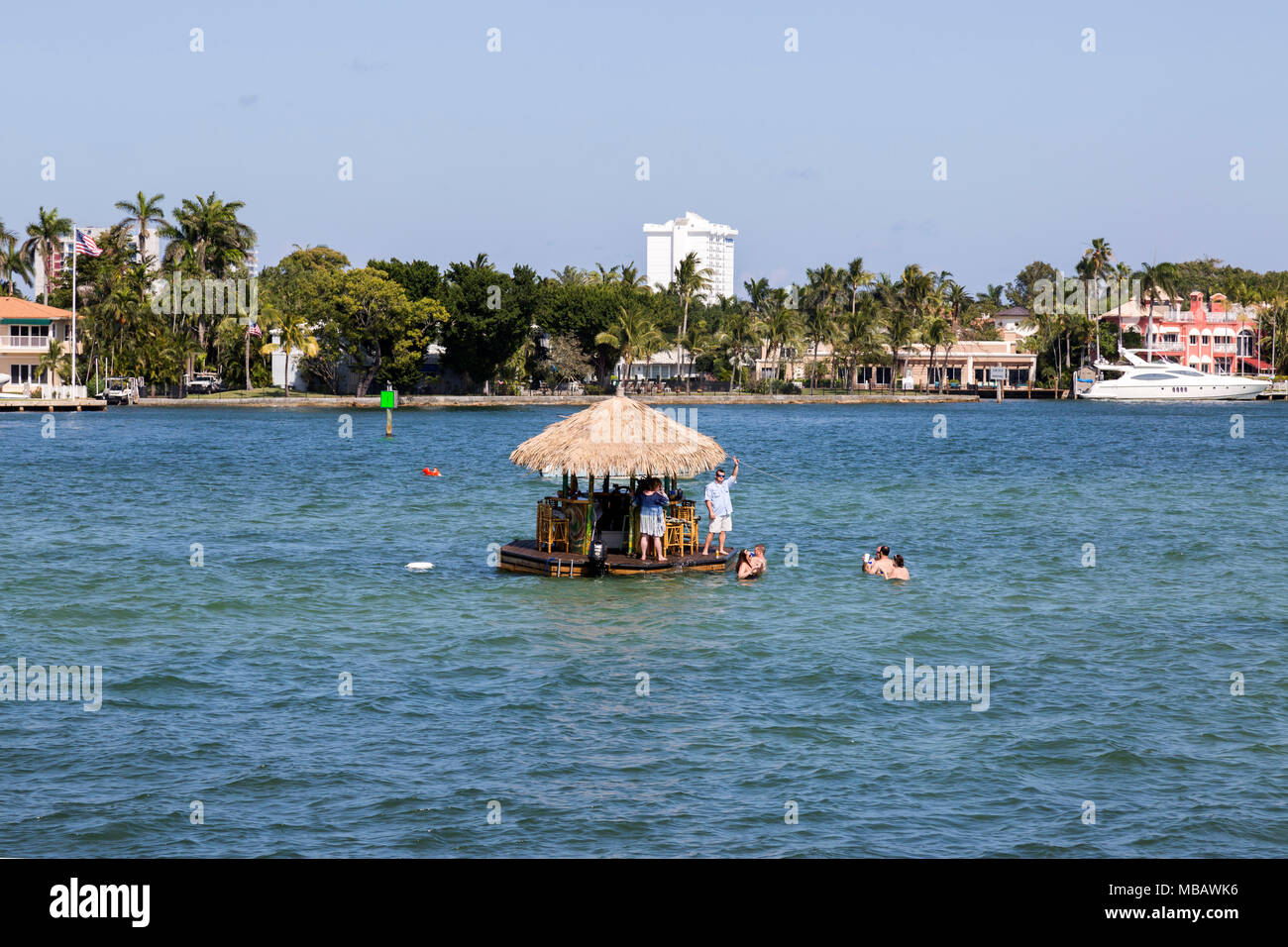 I giovani a un galleggiante tiki hut, avente le bevande in vacanza a Fort Lauderdale, Florida. Foto Stock