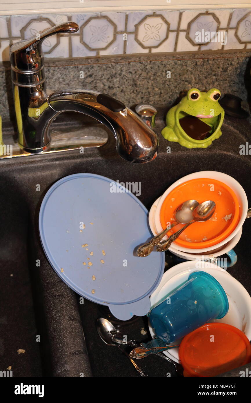 I piatti sporchi in un lavandino Foto Stock