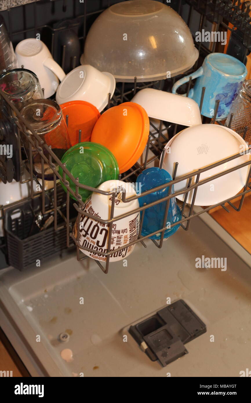 I piatti sporchi caricato in una lavastoviglie Foto Stock