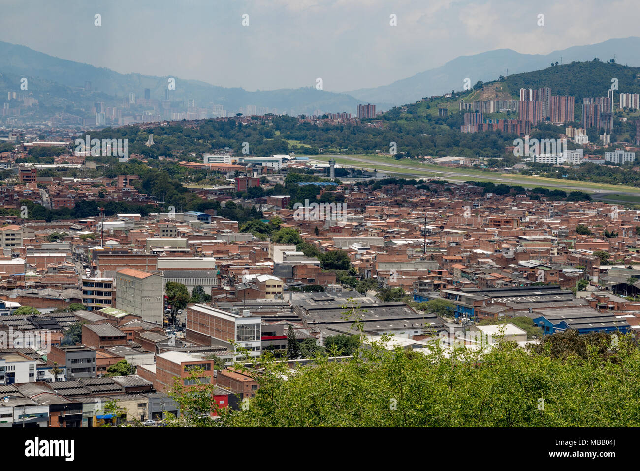Vista città con airport nel pomeriggio. Foto Stock