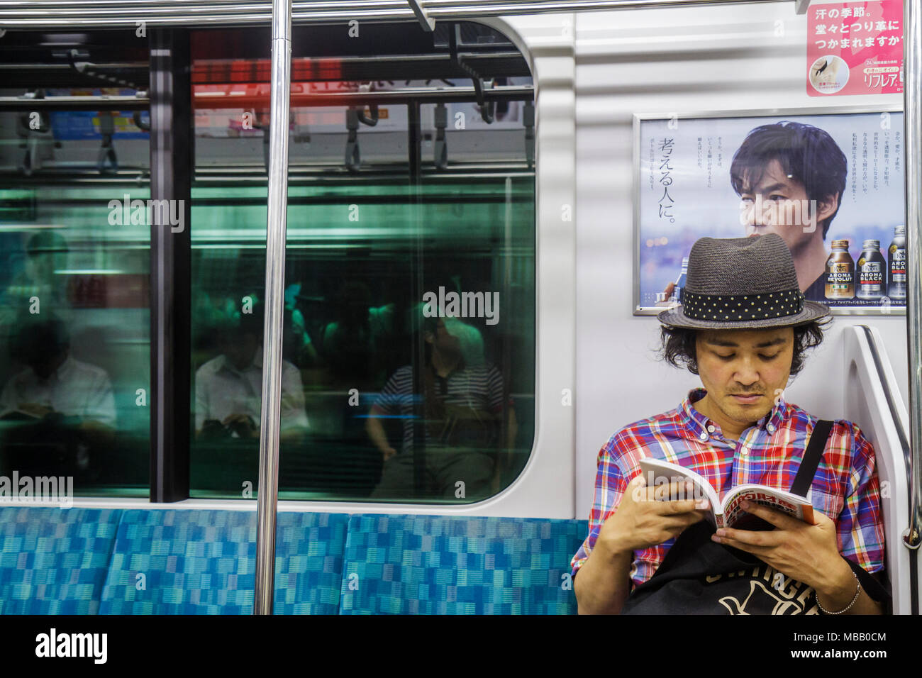 Tokyo Japan,Asia,Orient,Shinagawa Station,linea JR Yamanote,giapponese e inglese,kanji,hiragana,personaggi,simboli,pubblicità,pubblicità pubblicitaria Foto Stock