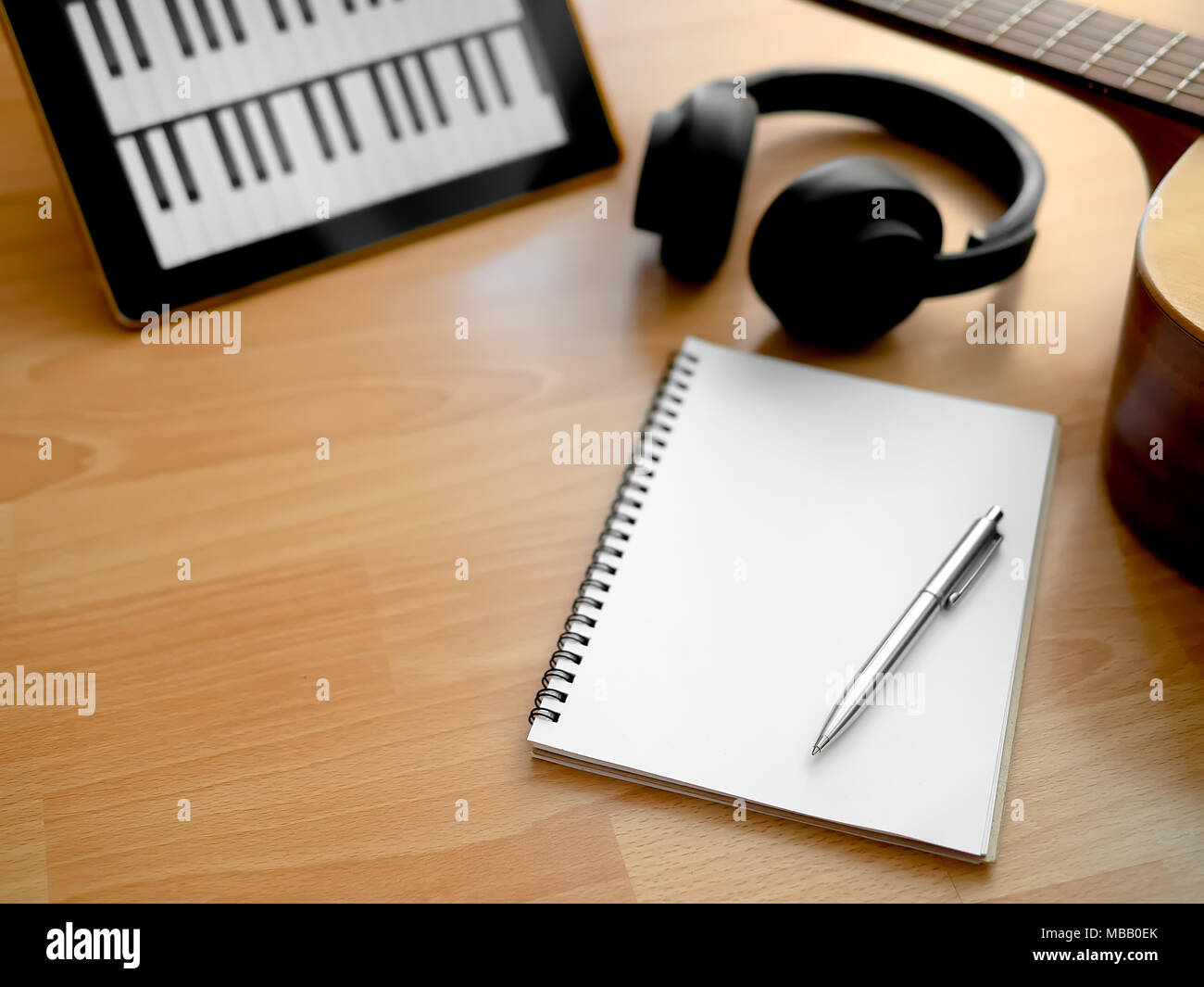 Musica Strumenti di creazione, cuffie, chitarra, Notebook, tavoletta elettronica e penna su sfondo di legno Foto Stock