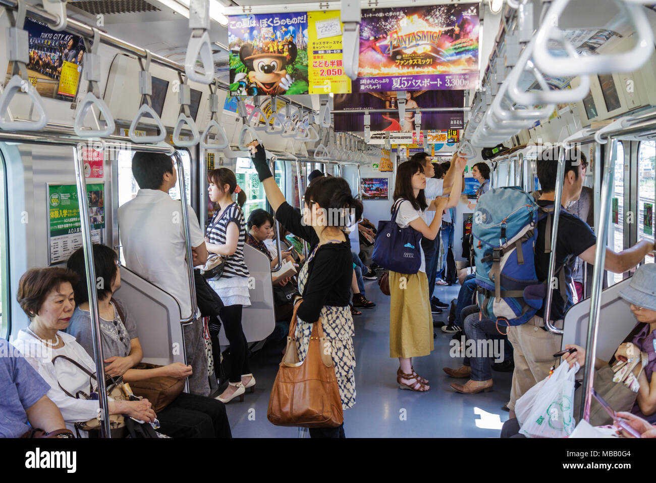 Tokyo Japan,Ikebukuro,Stazione Ikebukuro,linea JR Yamanote,treno,metropolitana,treno,passeggeri passeggeri motociclisti,uomo asiatico,donna donne adulte Foto Stock