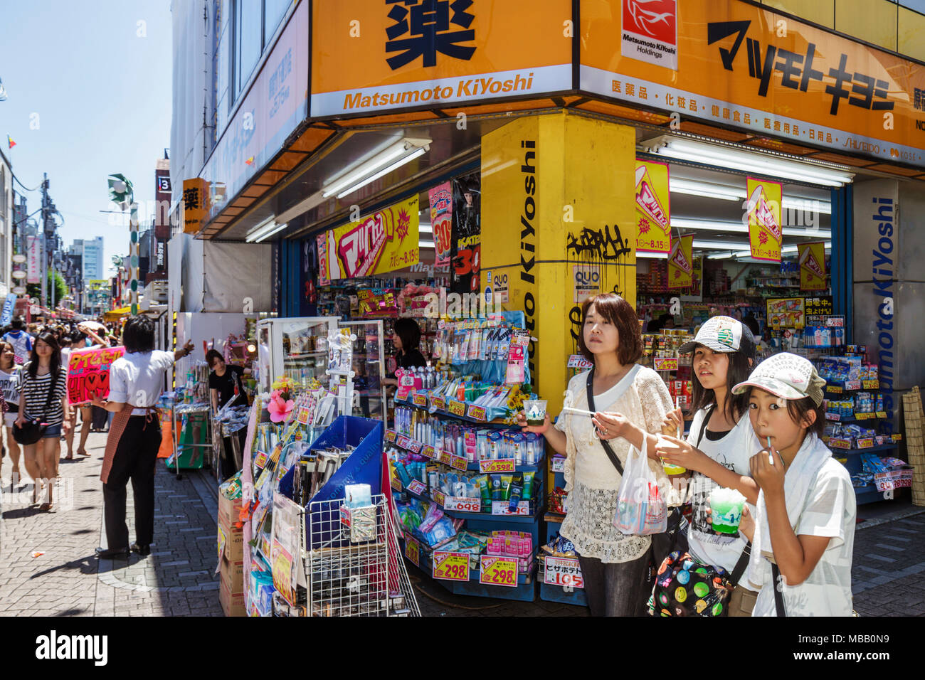 Tokyo Japan,Orient,Harajuku,Takeshita Dori,Street,shopping shoppers negozio negozi di vendita di mercato, negozi di negozi business business business, kanji,hiragana,c Foto Stock