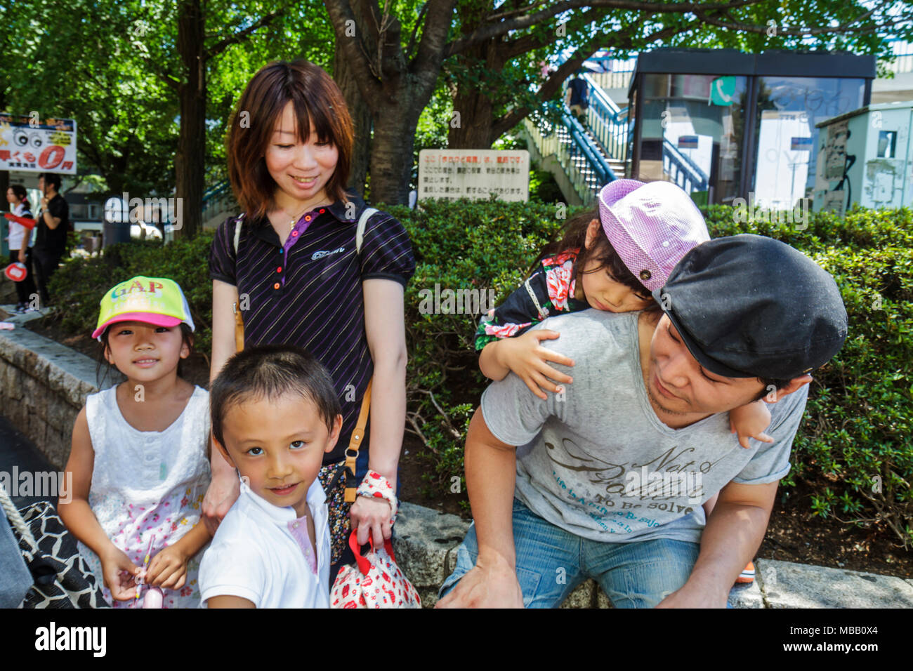 Tokyo Giappone,Asia,Oriente,Harajuku,asiatici asiatici immigrati etnici minoranza,orientale,famiglia genitori genitori figli figli, uomo uomini maschi Foto Stock