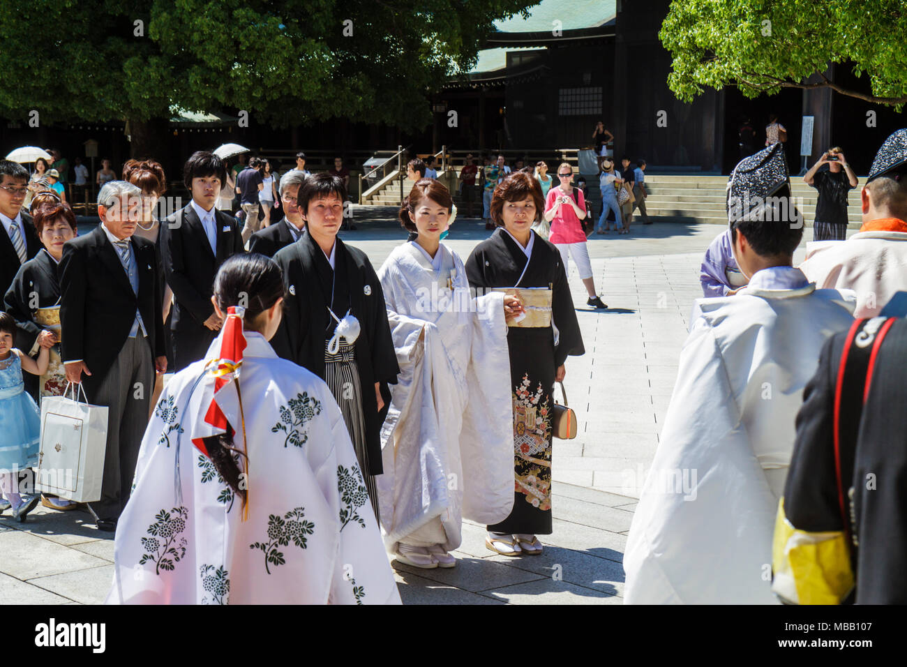 Tokyo Japan,Shibuya ku,Meiji Jingu Shinto Shrine,matrimonio,cerimonia,processione,linea,coda,Asian Oriental,uomini,donne,sposa,sposo,assistenti,Giapponese,Orien Foto Stock