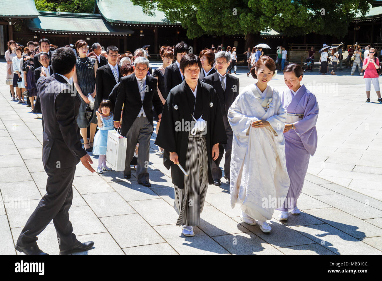 Tokyo Japan,Shibuya ku,Meiji Jingu Shinto Shrine,matrimonio,cerimonia,processione,linea,coda,Asian Oriental,uomini,donne,sposa,sposo,assistenti,Giapponese,Orien Foto Stock