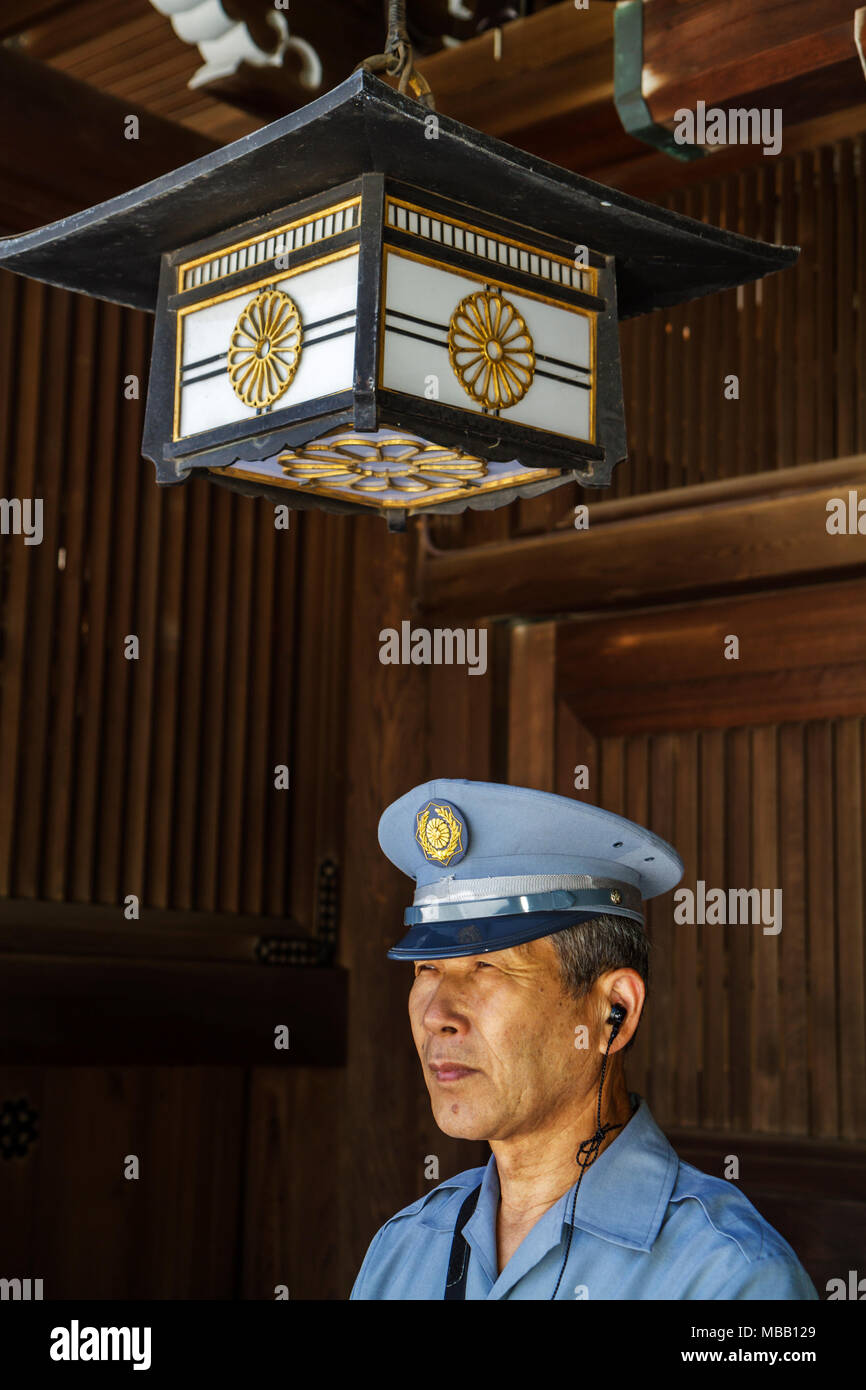 Tokyo Japan,Shibuya ku,Meiji Jingu Shinto Shrine,lanterna,guardia,Asian Oriental,uomo uomini maschio adulti,Giapponese,Orientale,Japan110710166 Foto Stock