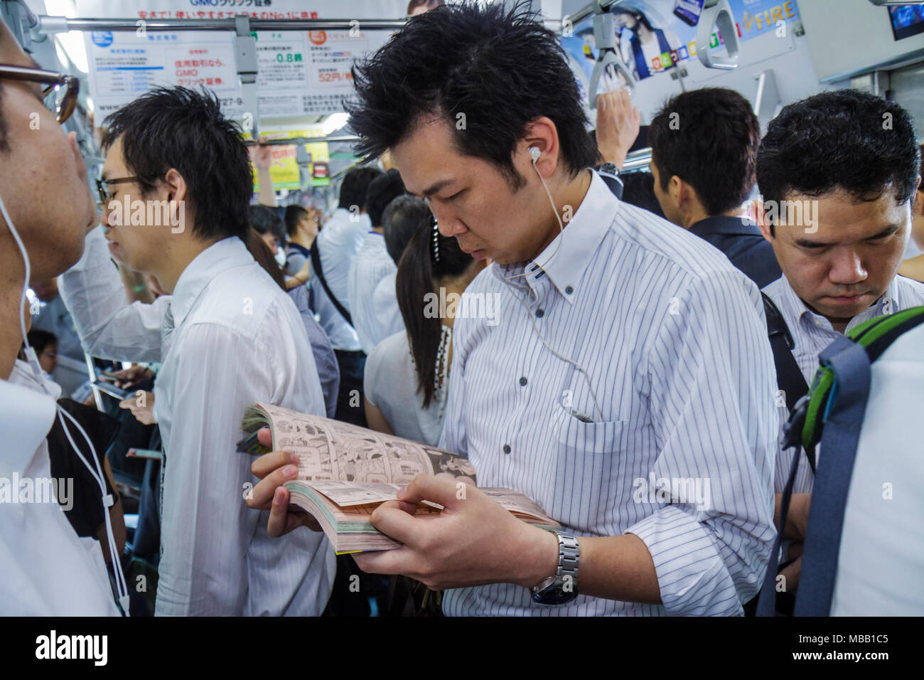 Tokyo Giappone,Asia,Oriente,Yurakucho,Stazione JR Yurakucho,linea Yamanote,Asian Asians etnia immigrati minoritari,Oriental,uomo uomini maschio adulto adu Foto Stock