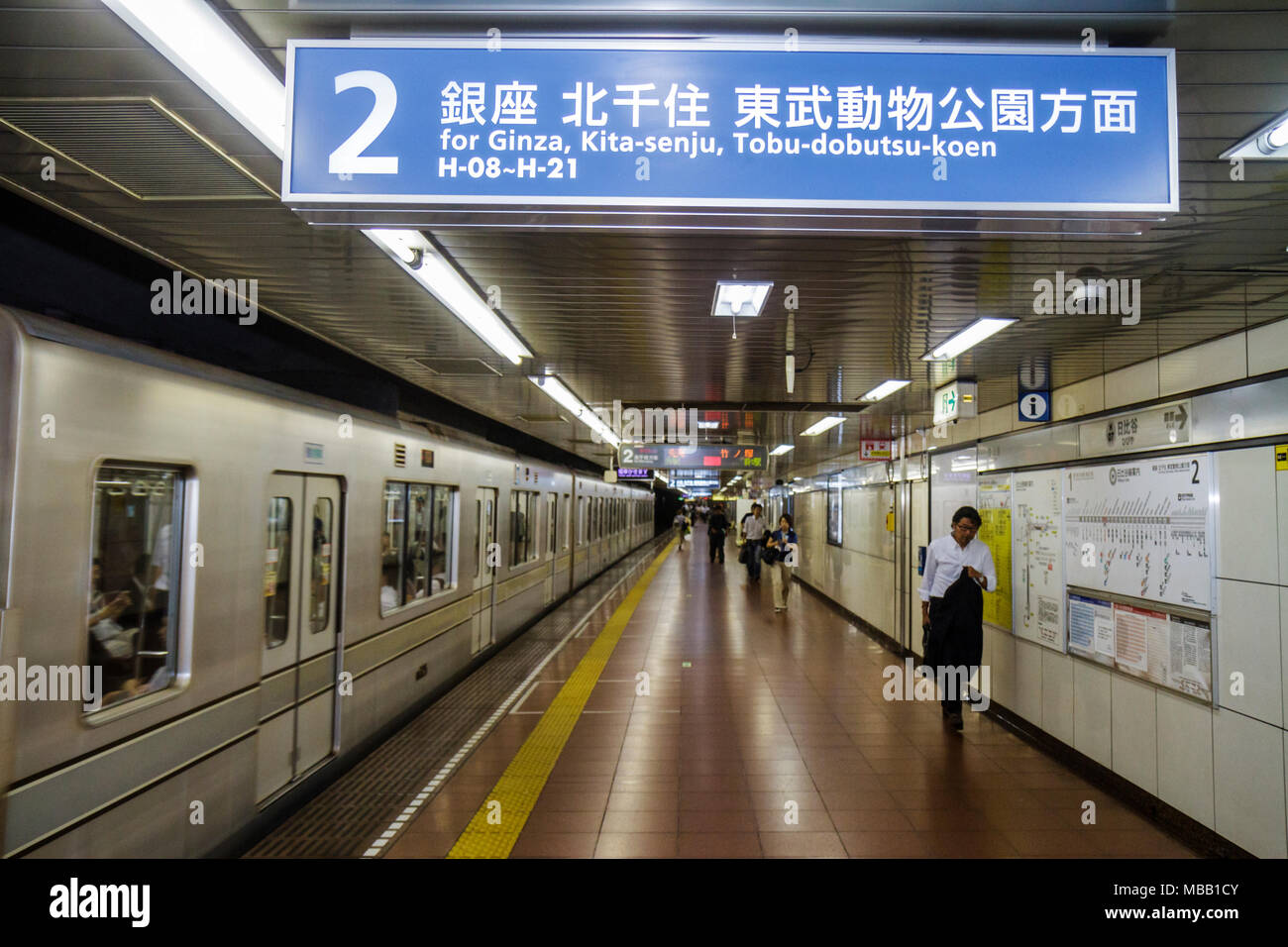 Tokyo Japan,Hibiya,Stazione della linea di Hibiya,piattaforma,treno,Asian Oriental,uomo uomini maschio adulti,Giapponese,Orientale,Japan110711026 Foto Stock