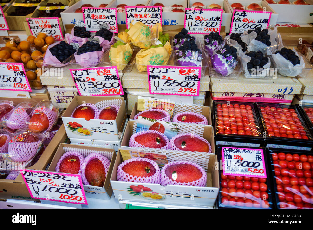 Tokyo Japan,Asia,Orient,mercato del pesce di Tsukiji,shopping shopper shopping shopping negozi mercati di mercato di mercato di acquisto di vendita, negozi al dettaglio negozi di busines Foto Stock