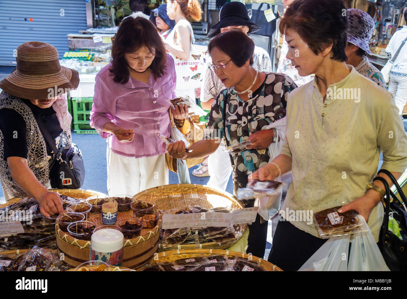 Tokyo Japan,Orient,mercato del pesce di Tsukiji,shopping shoppers shopping shop negozi che vendono,negozi di negozi business business,kanji,hiragana,personaggi,simboli Foto Stock