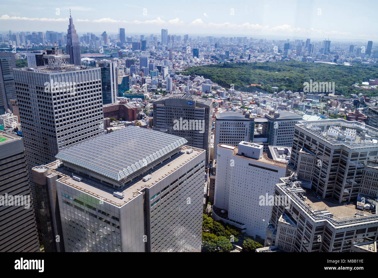 Tokyo Japan, Shinjuku, Tokyo Metropolitan Government Office No.1 edificio principale, osservatorio, 45° piano, vista aerea, finestra, skyline della città, grattacieli, alto r Foto Stock