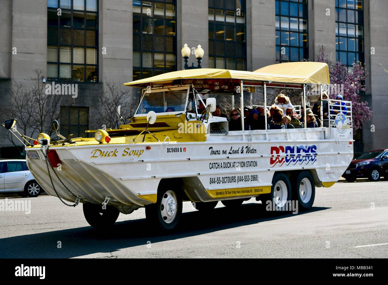 DC Duck Tours veicolo facendo un tour nel centro cittadino di Washington DC, Stati Uniti d'America Foto Stock