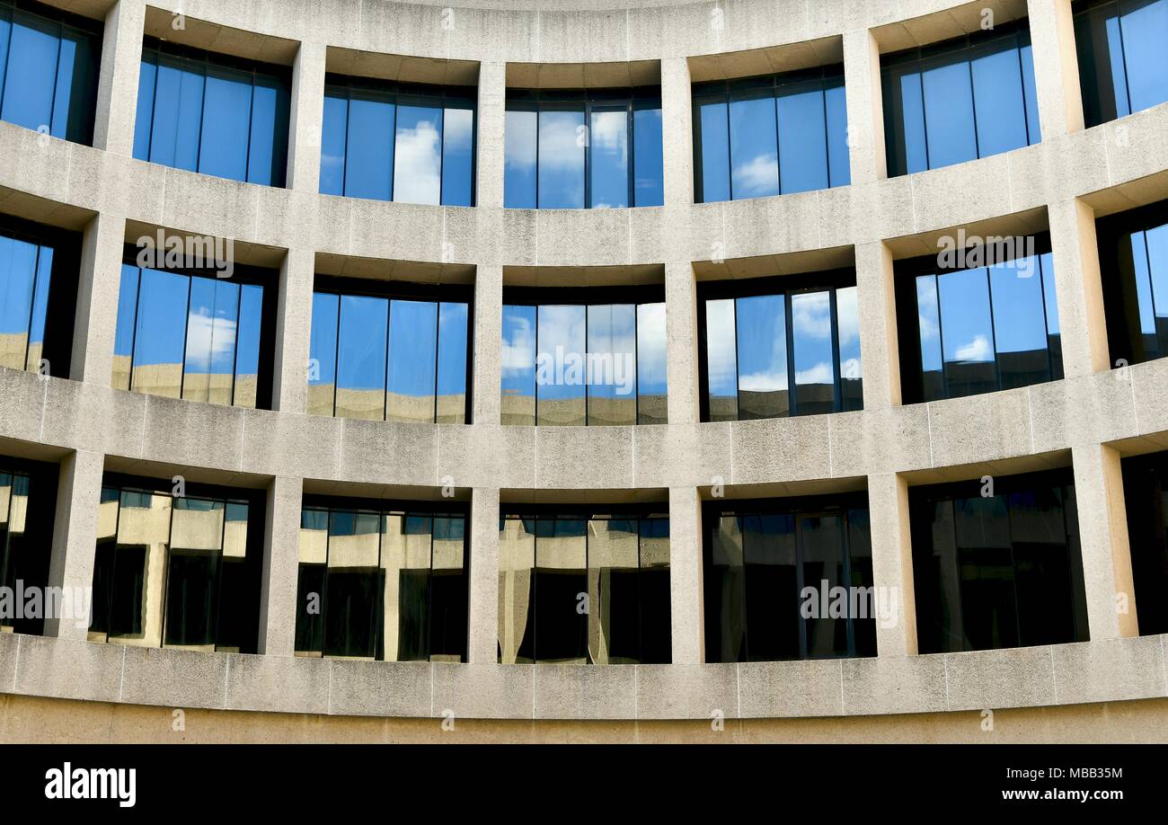 Display di architettura dell'esterno del Museo Hirshhorn e giardino di sculture di Washington DC, Stati Uniti d'America Foto Stock