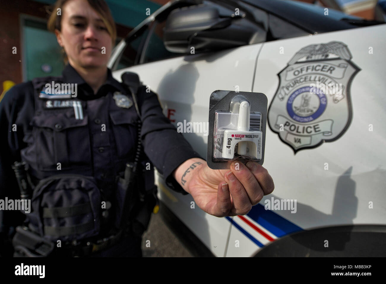 Stati Uniti: Aprile 9, 2018: Master funzionario di polizia Elassal del Purcellville dipartimento di polizia mette in mostra una dose di Narcan thats utilizzato per overdose di stupefacenti vittime. Narcan è per il completo o parziale inversione della depressione oppioide (tra cui la depressione respiratoria) indotta da materiali naturali e sintetici oppioidi. Purcellville dipartimento di polizia recentemente dotata dei suoi funzionari con Narcan, diventando la prima città dipartimento di polizia in Loudoun per farlo. (Foto di Douglas Graham/Loudoun ora) Foto Stock