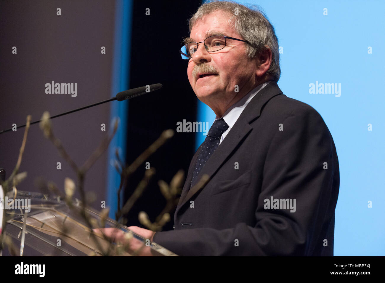 03 aprile 2018, Germania Berlino: Georg Bednorz, il vincitore del Premio Nobel per la fisica 1987, offre un discorso durante il gala di tedesco della scienza. Foto: Christophe Gateau/dpa Foto Stock