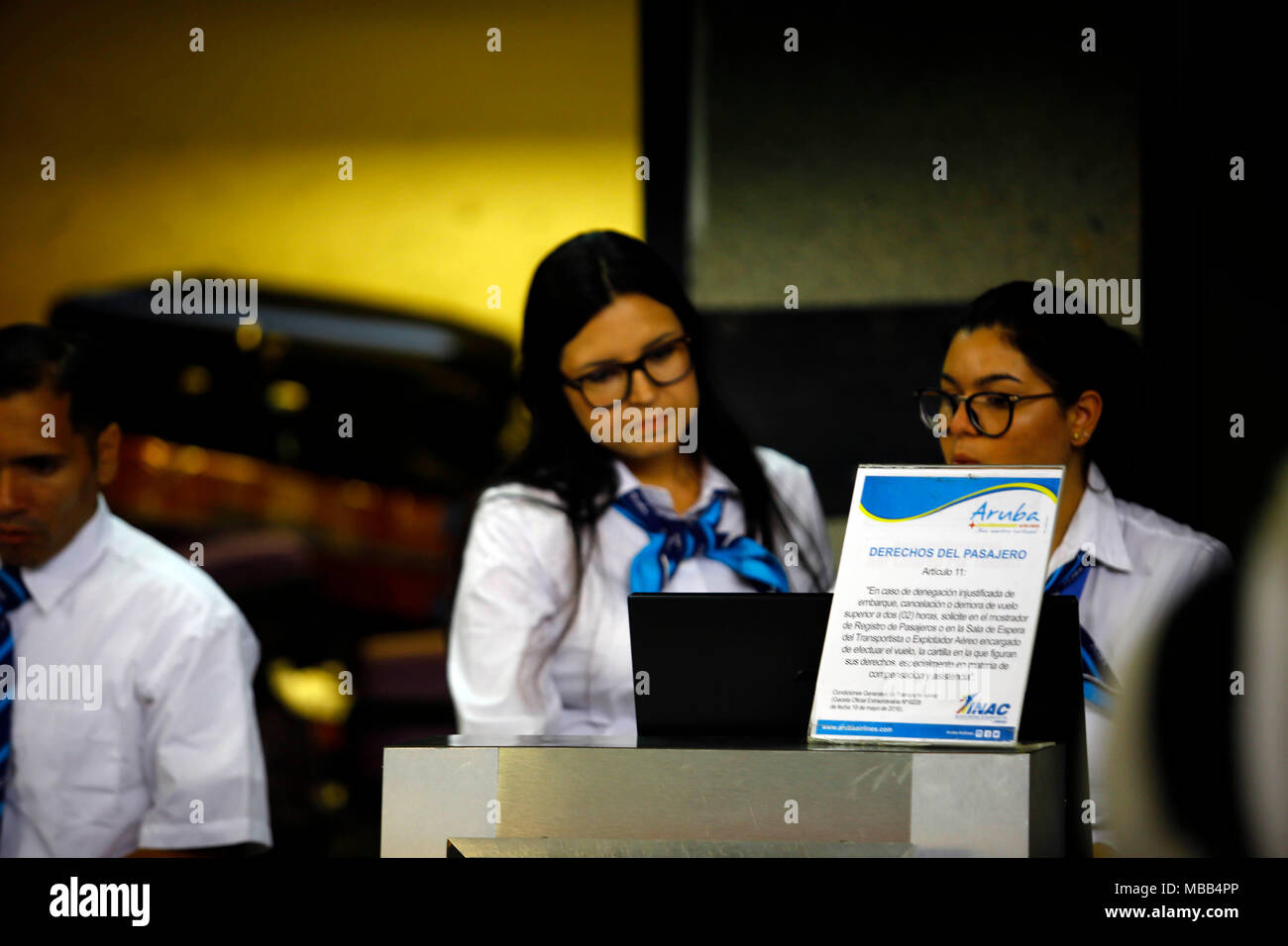 Valencia, Carabobo, Venezuela. 9 apr, 2018. Aprile 09, 2018. Venezuela riapre la via aerea verso le isole dei Caraibi, Aruba Bonaire e Curacao. Il personale di Aruba Airlines, attende l'arrivo dei passeggeri per effettuare il processo di ticketing, all'Arturo Michelena aeroporto internazionale, a Valencia, Carabobo stato. Foto: Juan Carlos Hernandez Credito: Juan Carlos Hernandez/ZUMA filo/Alamy Live News Foto Stock