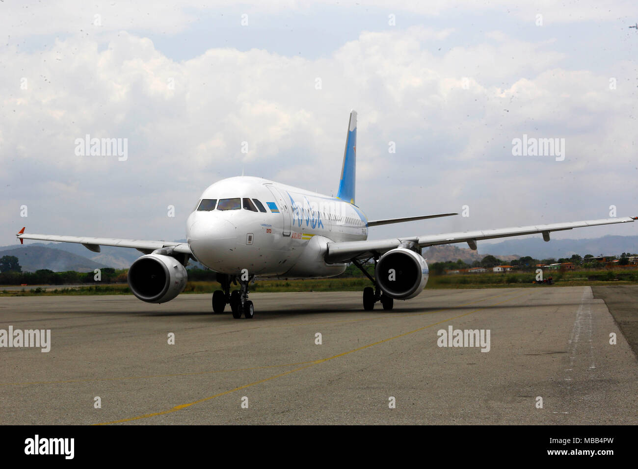 Valencia, Carabobo, Venezuela. 9 apr, 2018. Aprile 09, 2018. Venezuela riapre la via aerea verso le isole dei Caraibi, Aruba Bonaire e Curacao. Da Aruba arriva il volo di Aruba Airlines, per rendere il processo di ritorno dall'aeroporto internazionale Arturo Michelena, a Valencia, Carabobo stato. Foto: Juan Carlos Hernandez Credito: Juan Carlos Hernandez/ZUMA filo/Alamy Live News Foto Stock