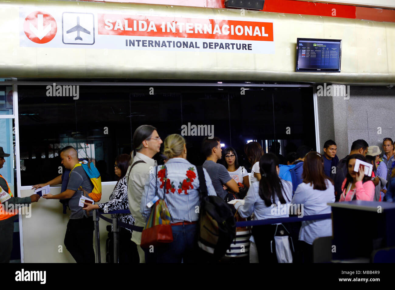 Valencia, Carabobo, Venezuela. 9 apr, 2018. Aprile 09, 2018. Venezuela riapre la via aerea verso le isole dei Caraibi, Aruba Bonaire e Curacao. Passeggeri attendere per accesso alle compagnie aeree di Aruba contatore, per completare il processo di ticketing, all'Arturo Michelena Aeroporto Internazionale, a Valencia, Carabobo stato. Foto: Juan Carlos Hernandez Credito: Juan Carlos Hernandez/ZUMA filo/Alamy Live News Foto Stock