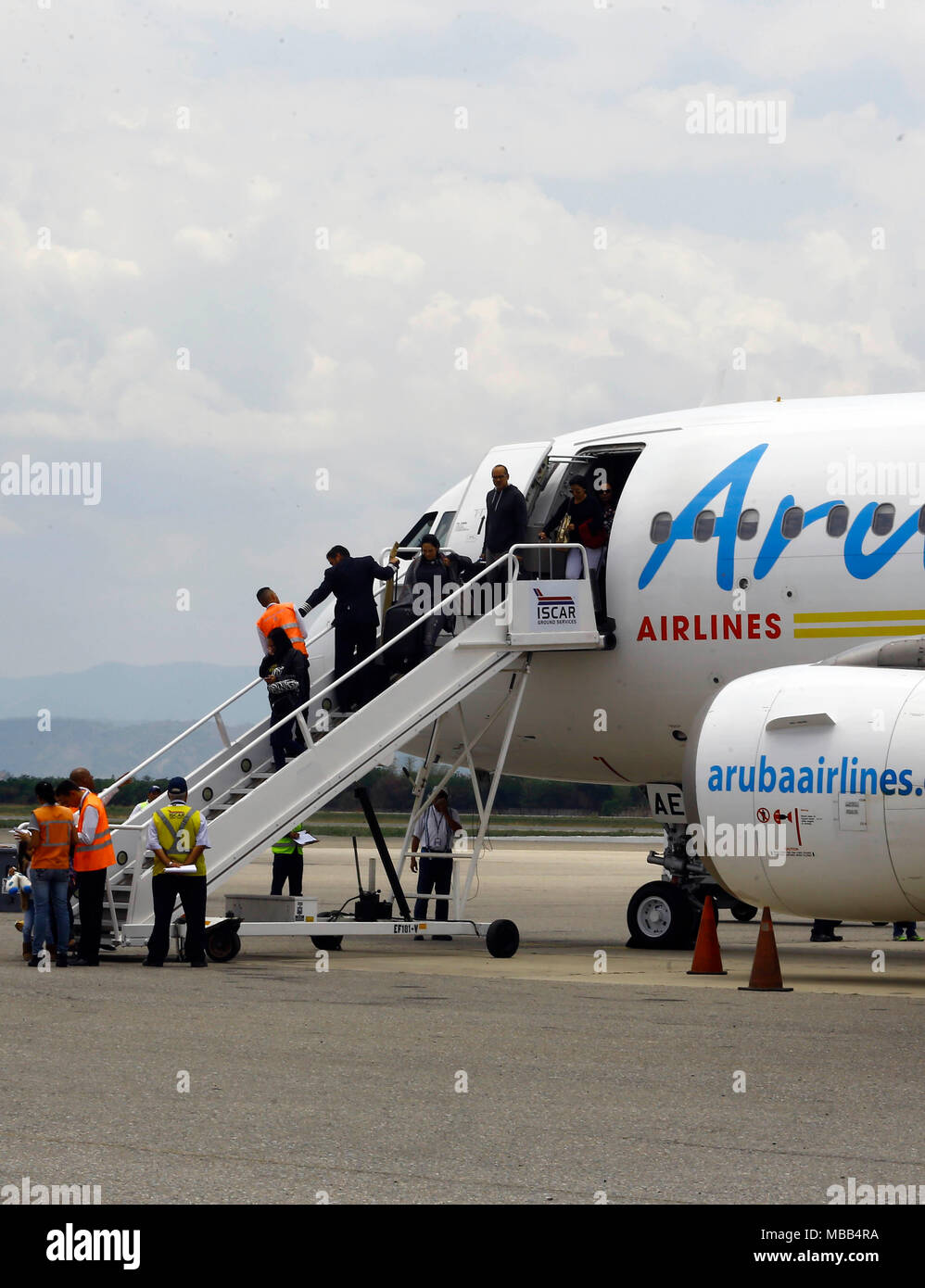 Valencia, Carabobo, Venezuela. 9 apr, 2018. Aprile 09, 2018. Venezuela riapre la via aerea verso le isole dei Caraibi, Aruba Bonaire e Curacao. Da Aruba arriva il volo di Aruba Airlines, per rendere il processo di ritorno dall'aeroporto internazionale Arturo Michelena, a Valencia, Carabobo stato. Foto: Juan Carlos Hernandez Credito: Juan Carlos Hernandez/ZUMA filo/Alamy Live News Foto Stock