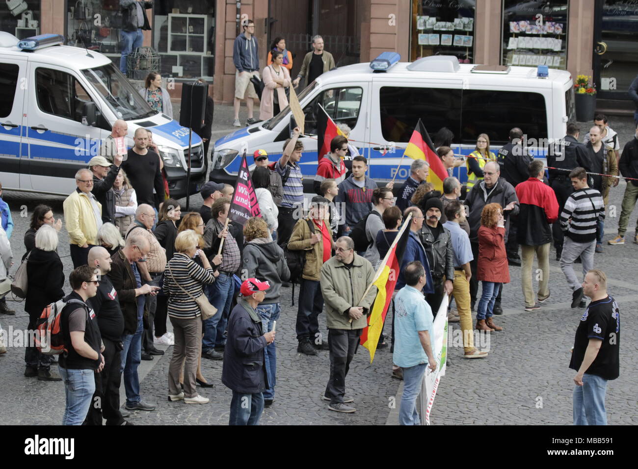 Mainz, Germania. Il 9 aprile 2018. A destra i manifestanti sono illustrati al rally. Intorno 50 a destra i dimostranti si sono stretti nel centro città di Magonza, per protestare contro il governo tedesco, per la chiusura delle frontiere e contro i rifugiati sotto lo slogan ÔMerkel ha da goÕ. Essi sono stati heckled da circa 400 contro i manifestanti. Credito: Michael Debets/Alamy Live News Foto Stock