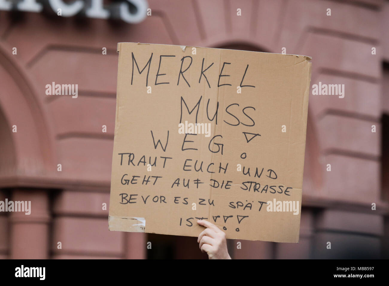 Mainz, Germania. Il 9 aprile 2018. Un diritto-wing protester detiene un segno che indica 'sono e andare per le strade prima che sia alla fine'. Intorno 50 a destra i dimostranti si sono stretti nel centro città di Magonza, per protestare contro il governo tedesco, per la chiusura delle frontiere e contro i rifugiati sotto lo slogan ÔMerkel ha da goÕ. Essi sono stati heckled da circa 400 contro i manifestanti. Credito: Michael Debets/Alamy Live News Foto Stock