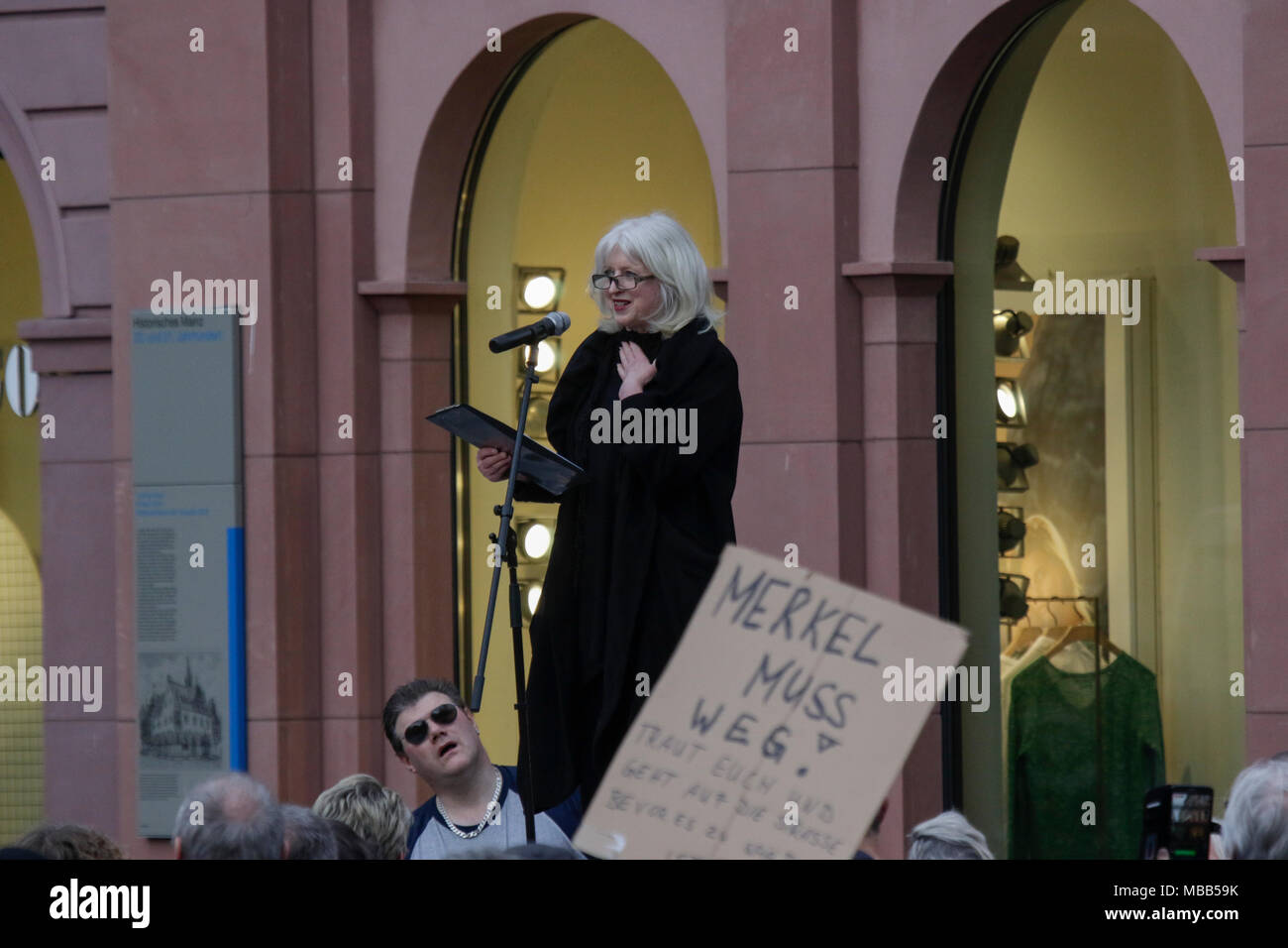 Mainz, Germania. Il 9 aprile 2018. La destra manifestanti ascoltare un oratore. Intorno 50 a destra i dimostranti si sono stretti nel centro città di Magonza, per protestare contro il governo tedesco, per la chiusura delle frontiere e contro i rifugiati sotto lo slogan "erkel ha per andare'. Essi sono stati heckled da circa 400 contro i manifestanti. Credito: Michael Debets/Alamy Live News Foto Stock