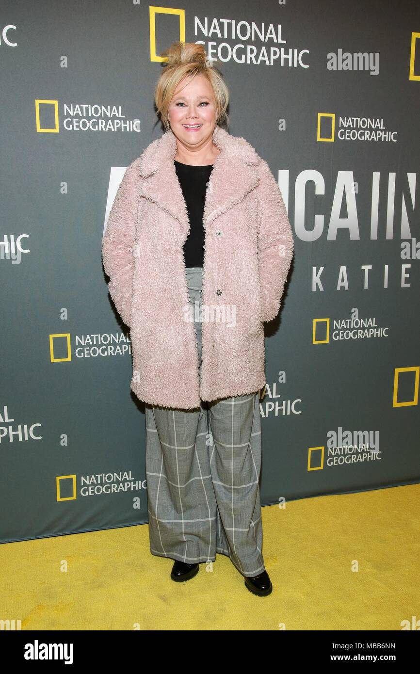New York, NY, STATI UNITI D'AMERICA. 9 apr, 2018. Caroline Rhea presso gli arrivi per l'AMERICA DENTRO E FUORI CON Katie Couric Premiere, il Museo di Arte Moderna (MoMA), New York, NY Aprile 9, 2018. Credito: Jason Mendez/Everett raccolta/Alamy Live News Foto Stock