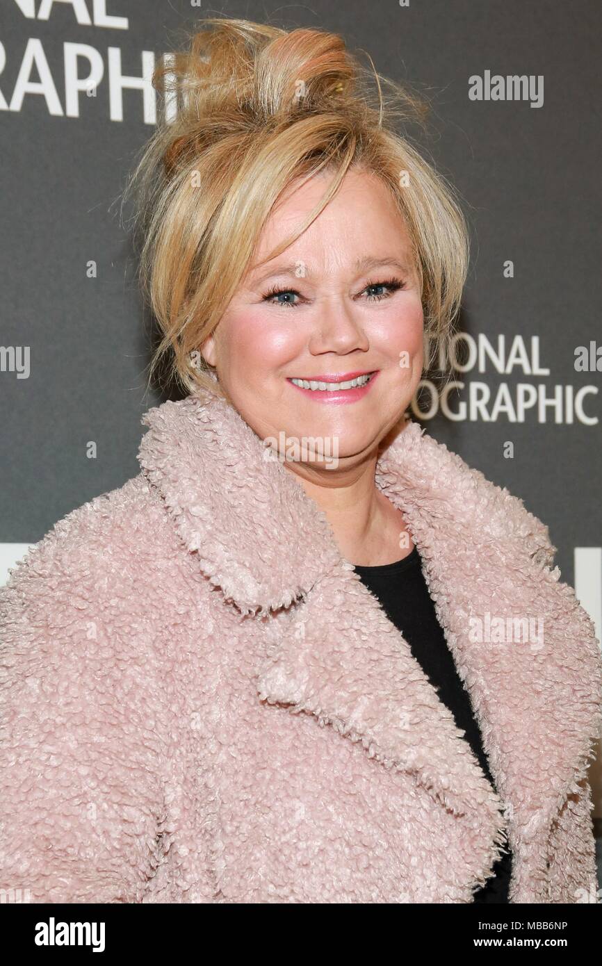 New York, NY, STATI UNITI D'AMERICA. 9 apr, 2018. Caroline Rhea presso gli arrivi per l'AMERICA DENTRO E FUORI CON Katie Couric Premiere, il Museo di Arte Moderna (MoMA), New York, NY Aprile 9, 2018. Credito: Jason Mendez/Everett raccolta/Alamy Live News Foto Stock